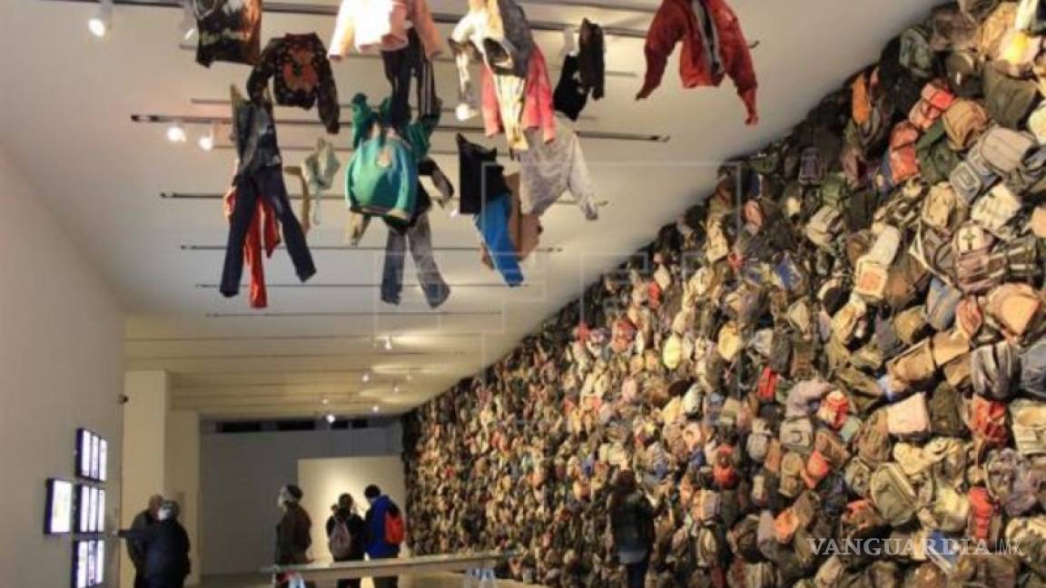 $!Exposición erige un "muro de mochilas" de migrantes en respuesta a Trump