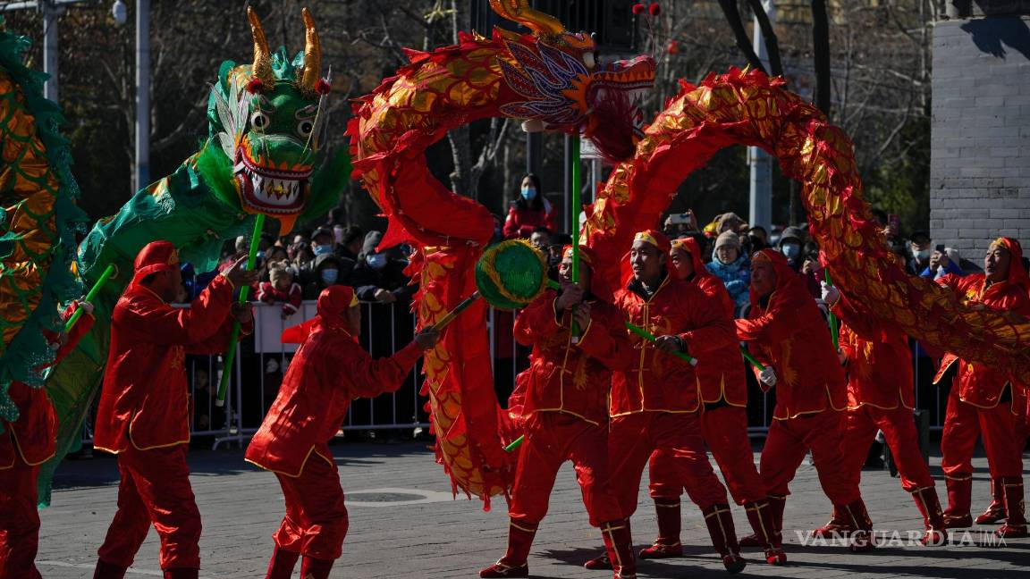 $!Varias personas participan en una danza del dragón en el templo de Dongyue, en el primer día del Año Nuevo Lunar, en Beijing.