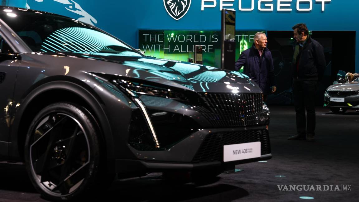 $!El logo de la marca francesa de automóviles Peugeot durante la inauguración del Salón del Automóvil de Bruselas 2023, en Bruselas, Bélgica.