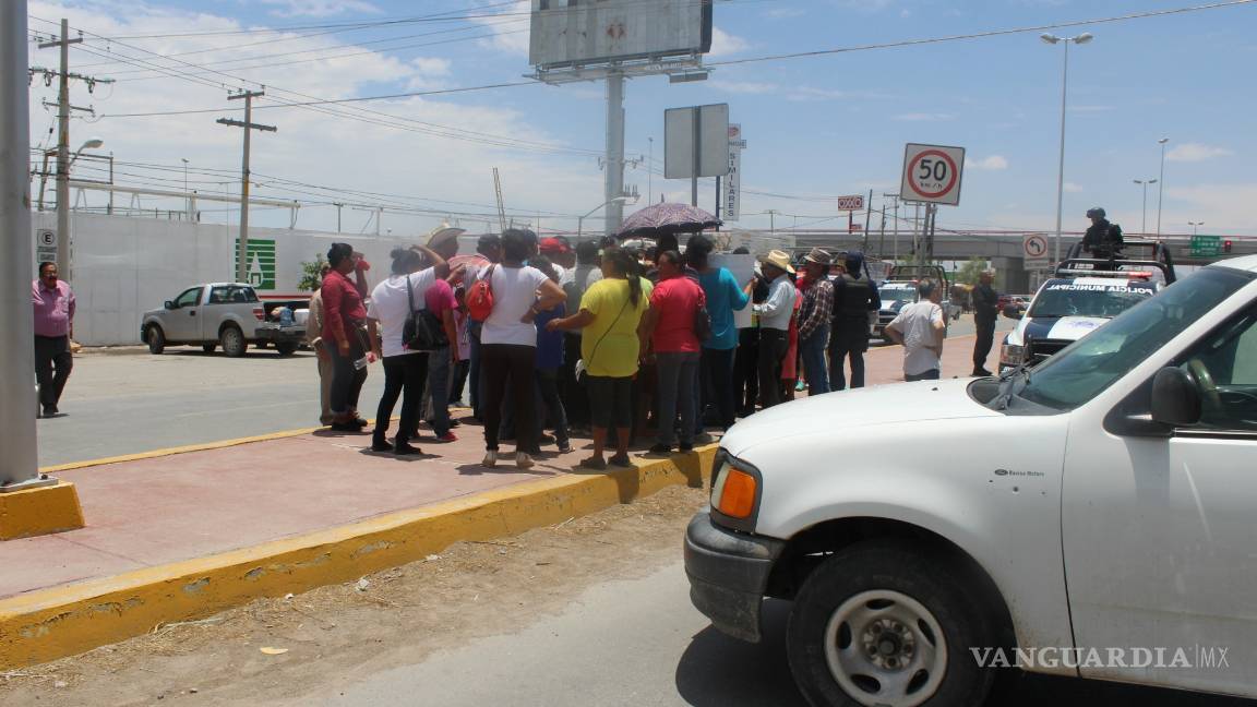 $!Habitantes de ejido de Viesca bloquean carretera por falta de agua