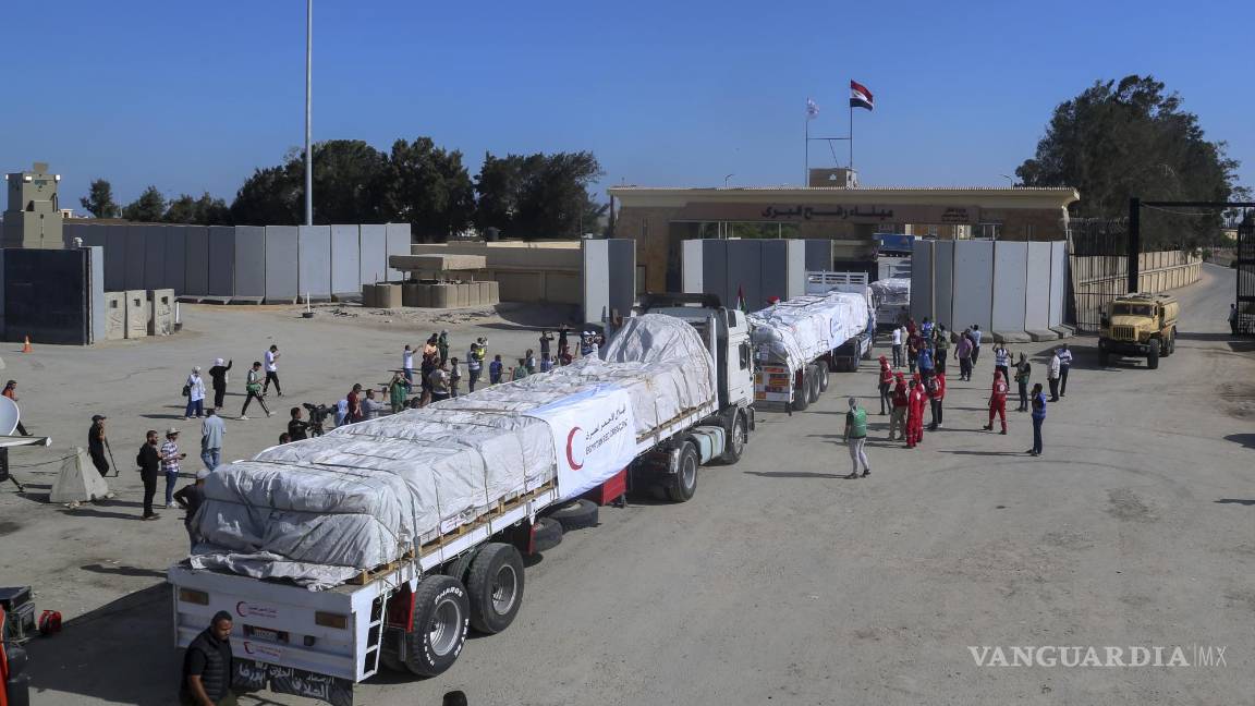 $!Camiones de la Media Luna Roja Egipcia que transportan ayuda humanitaria para la Franja de Gaza cruzan la puerta fronteriza de Rafah, en Rafah, Egipto.