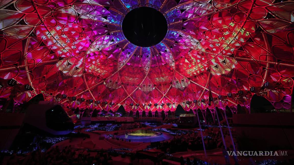 $!El logotipo de EXPO 2020 Dubai se desplaza mientras los bailarines actúan en el centro de espectáculos en Al Wasl Plaza en el sitio de EXPO durante la ceremonia de apertura oficial de EXPO 2020, Dubai, Emiratos Árabes Unidos. EFE/EPA/Ali Haider