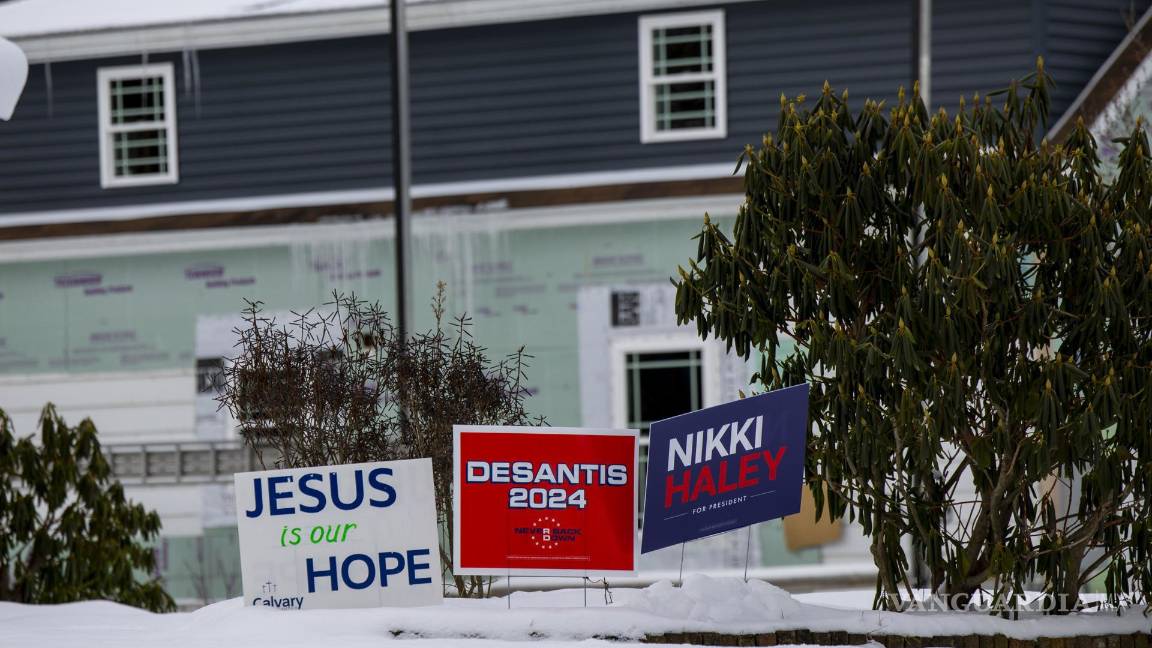 $!Carteles de campaña que dicen “Jesús es nuestra esperanza”, “DeSantis 2024” y “Nikki Haley” colocados afuera de una casa en Claremont, New Hampshire.