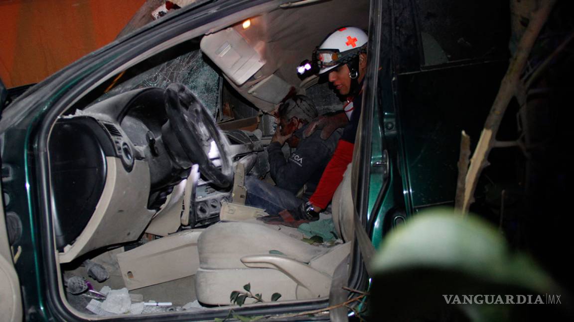 $!Jóvenes chocan y terminan metiéndose en una casa en Saltillo