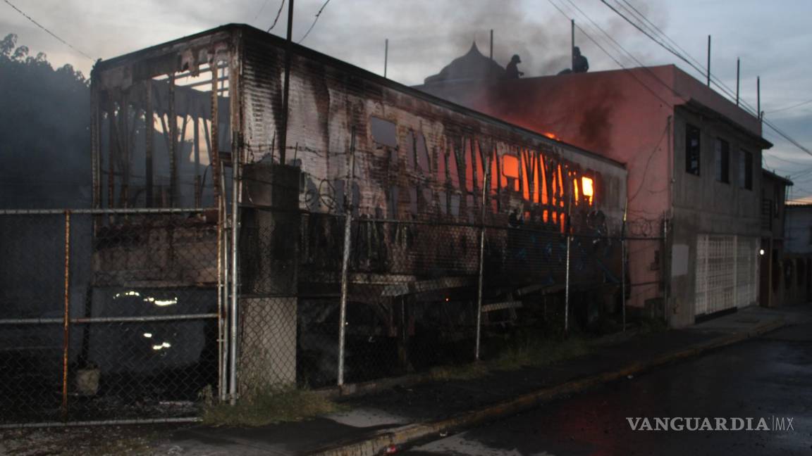 Incendio consume caja de tráiler en la Vista Hermosa, en Saltillo