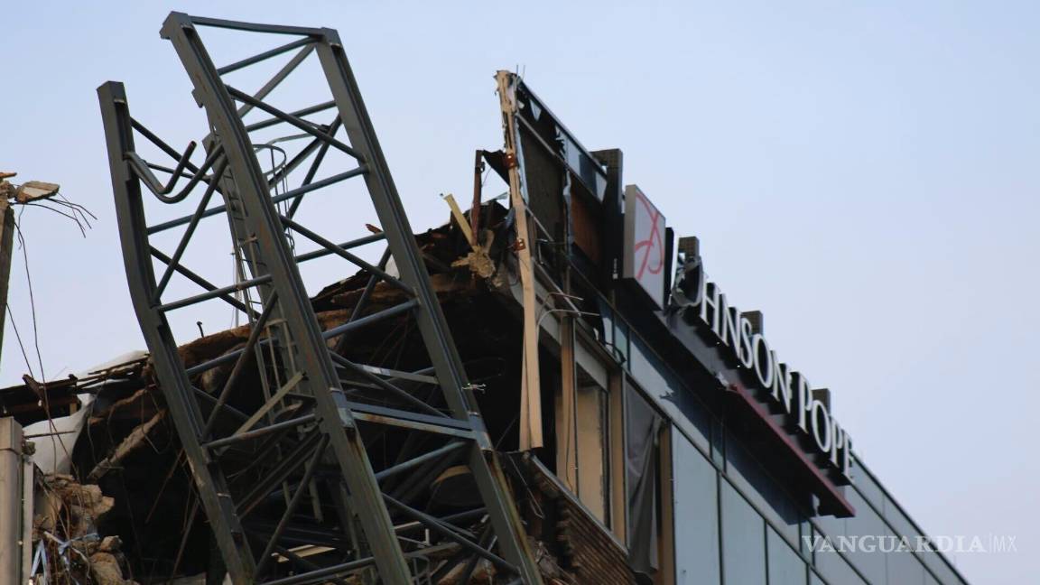 $!Una grúa de construcción cayó sobre un edificio de oficinas que alberga la sede del Tampa Bay Times, después del huracán Milton