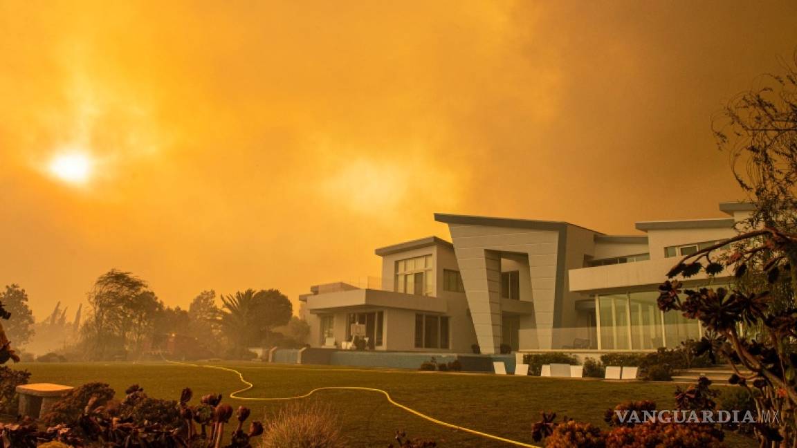 100 mil personas evacuan sus casas en el sur de California por los Incendios