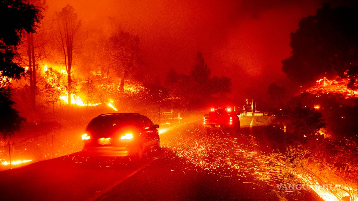 $!Vientos dan vida a incendio en california