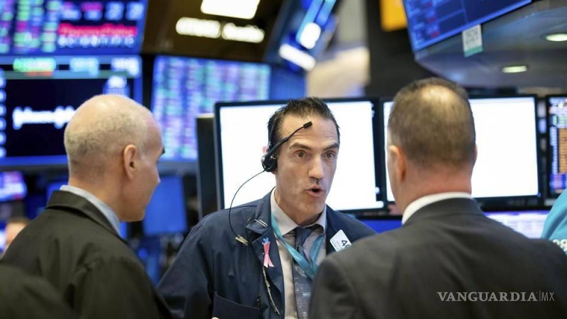 Cae Wall Street pese a estímulos de Fed