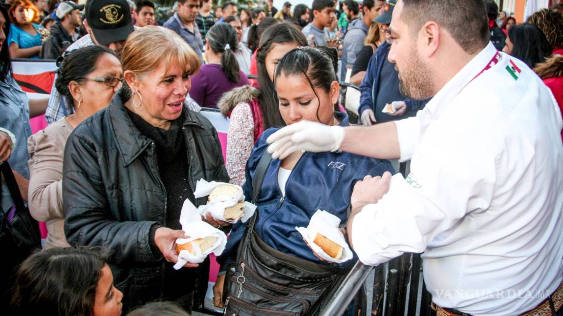 $!Saltillenses comparten gigantesca Rosca de Reyes