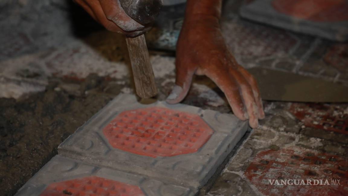 $!El tradicional piso chino, característico del centro de Saltillo, es restaurado para conservar la identidad del lugar y facilitar el paso peatonal.