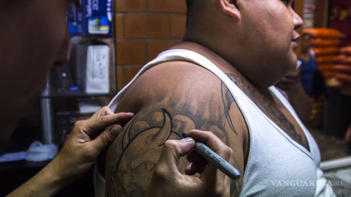 Aprueban ley para prohibir puestos ambulantes de tatuajes