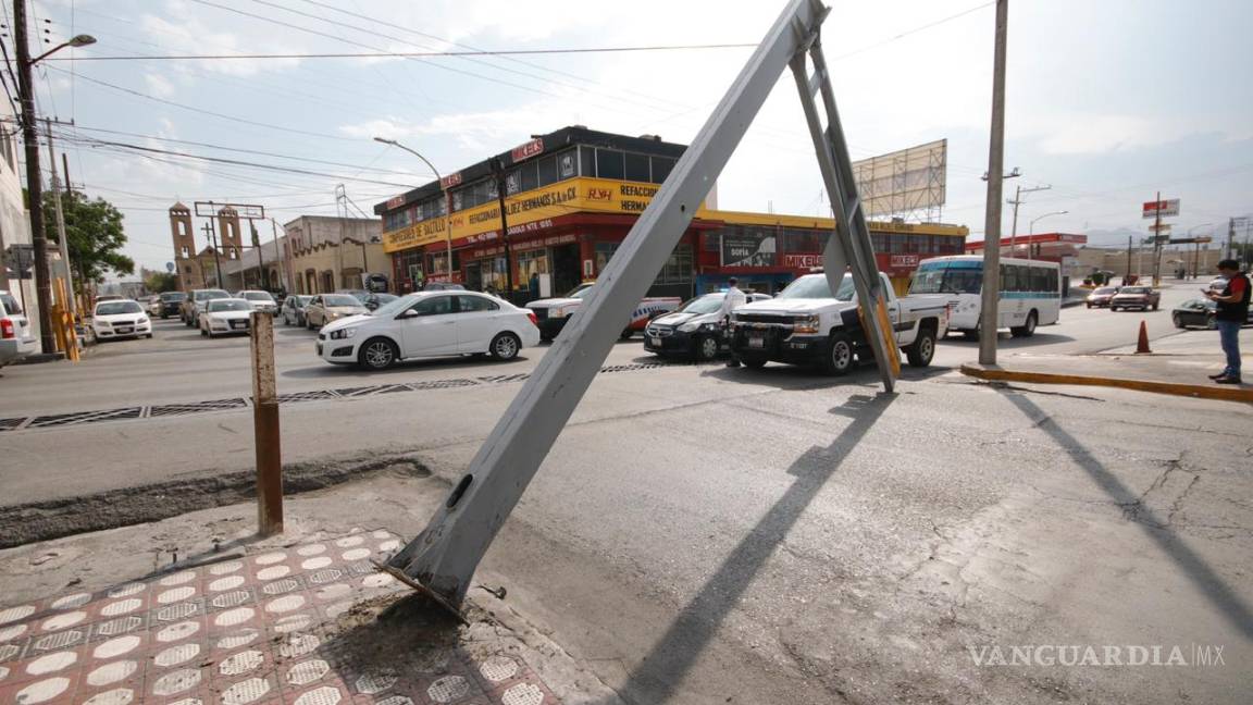$!Fuertes vientos causan caída de un semáforo en céntrica zona de Saltillo