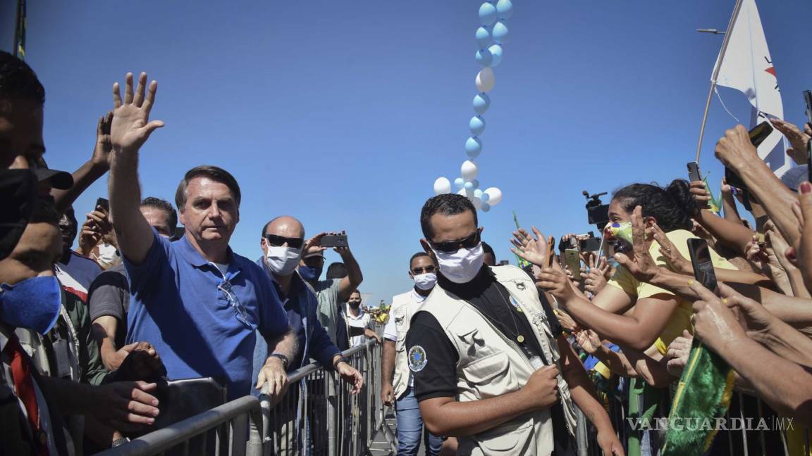 Ordena juez a Jair Bolsonaro usar cubrebocas en público