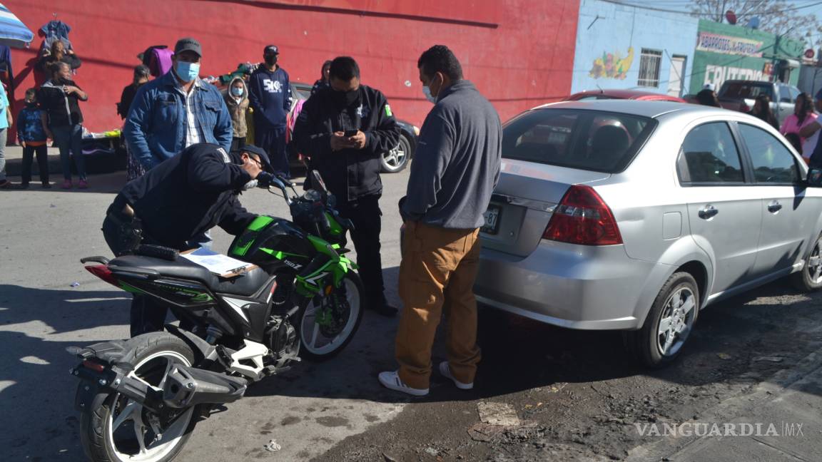 Mandan a motociclista al hospital en Ramos Arizpe