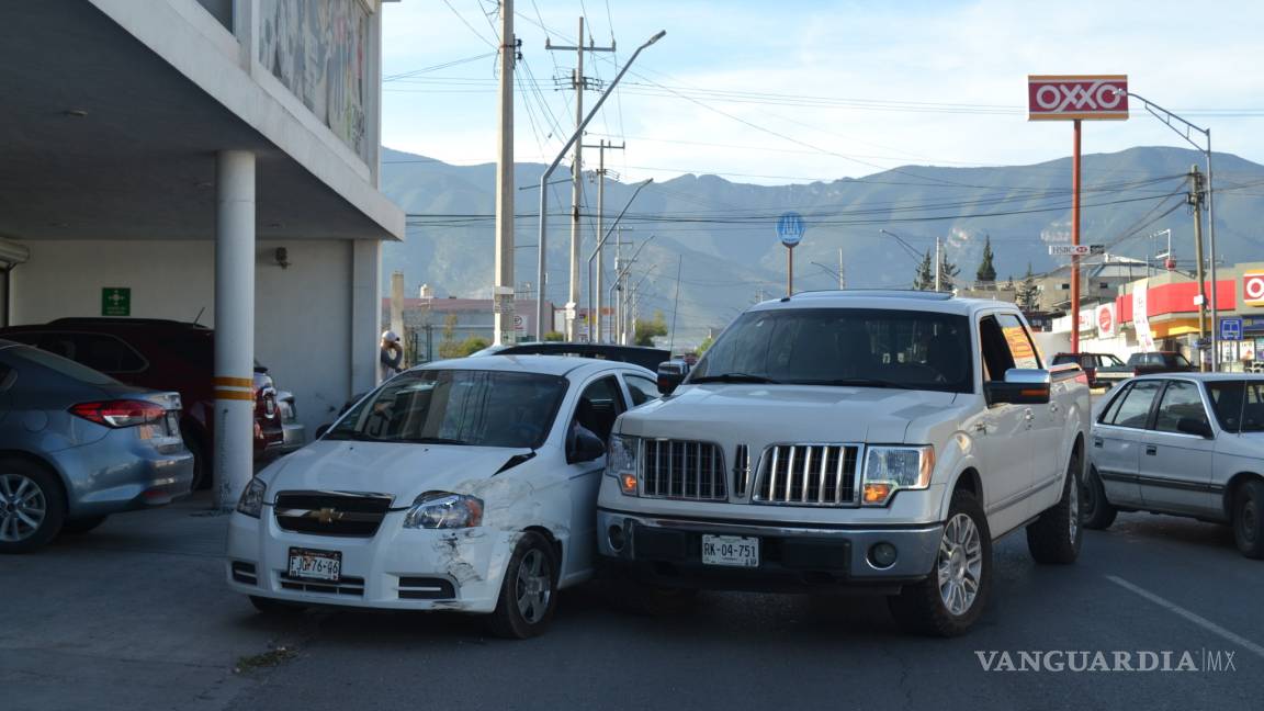 Lujosa camioneta le pega a carro por un descuido en calles de Saltillo