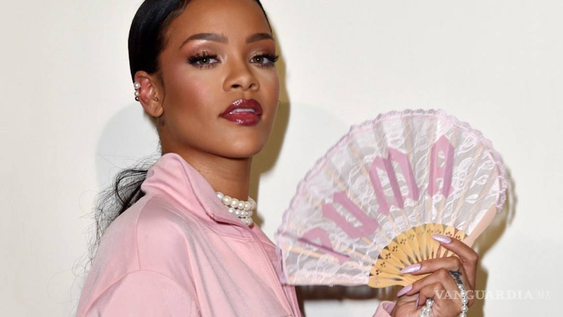 Artista del tatuaje crea un retrato de Rihanna usando maquillaje Fenty