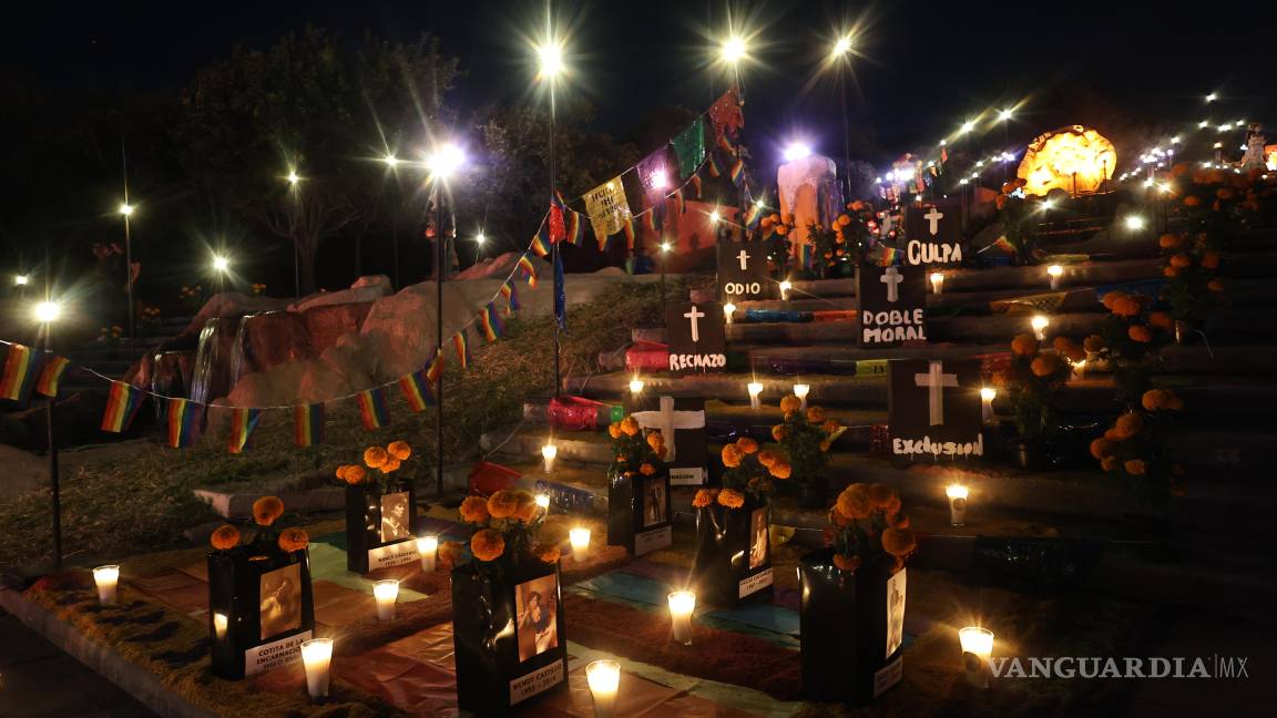 $!Este altar de muertos, además de honrar las tradiciones, busca concientizar a la sociedad.