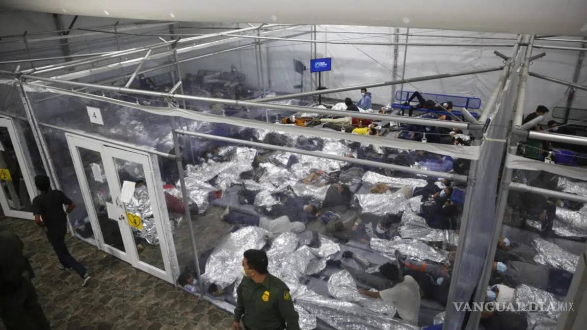 $!30/03/2021. Menores migrantes dentro de una cápsula en el principal centro de detención para niños no acompañados en el Valle del Río Grande en Donna, Texas.