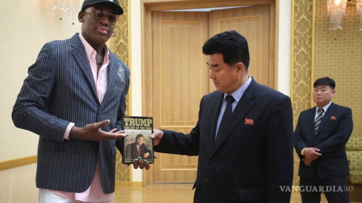 Viaja Dennis Rodman a Singapur por cumbre de Donald Trump y Kim Jong-un