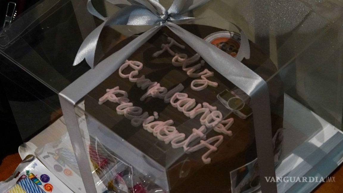 $!Aspectos de un pastel que un representante de medios de comunicación obsequió a Claudia Sheinbaum Pardo, presidenta de México, durante la “Mañanera del Pueblo” en materia de Seguridad en Palacio Nacional.