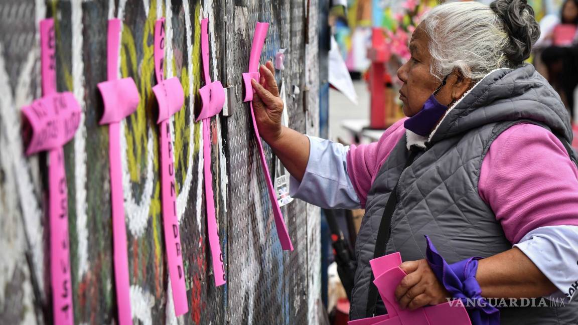 $!CIUDAD DE MÉXICO, 27 JUNIO 2024. Irinea, en compañía de mujeres activistas, realizó un acto simbólico en las inmediaciones del Ángel de la Independencia por el 14 aniversario luctuoso de su hija Mariana Lima Buendía, víctima de feminicidio.