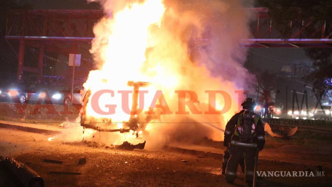 $!Se incendia camioneta tras accidente en Paseo de la Reforma de Saltillo