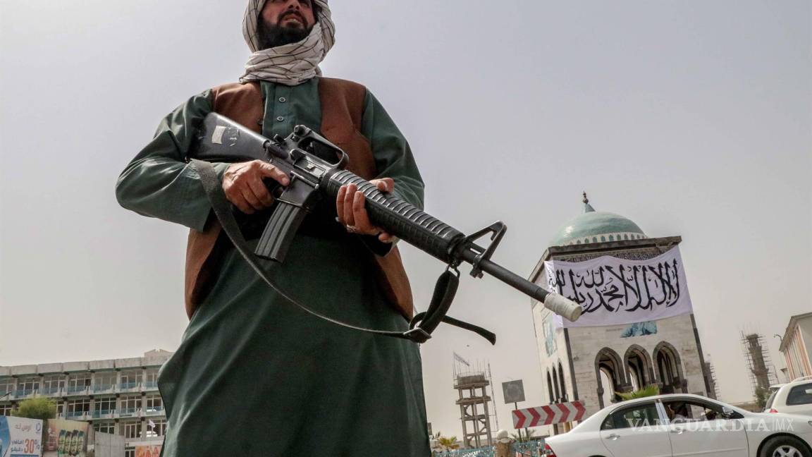 Talibanes se adueñan de armas, helicópteros y aviones de combate provistos por EU