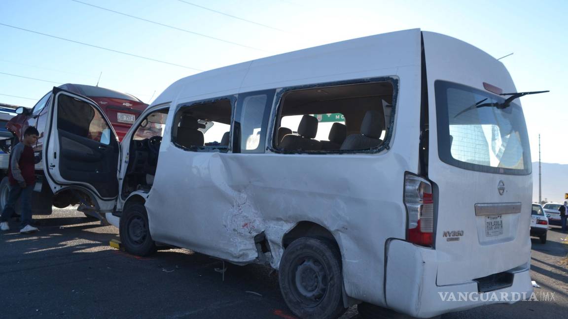 Conductor queda fracturado en choque en la Monterrey-Saltillo