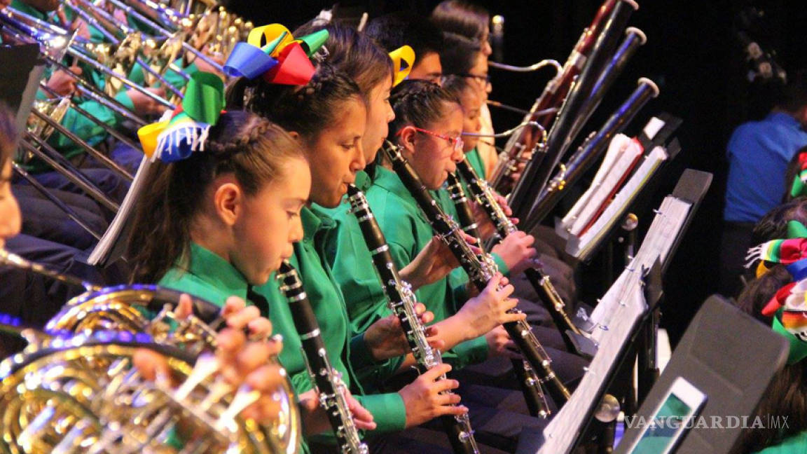 Integrantes de la Orquesta Esperanza Azteca atrapan sueños con sus voces e instrumentos