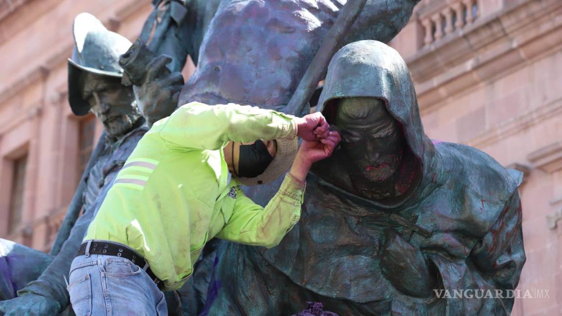 $!Cepillos metálicos en limpieza tras 8M alertan a restauradores: ‘le van a dar en la torre a escultura’