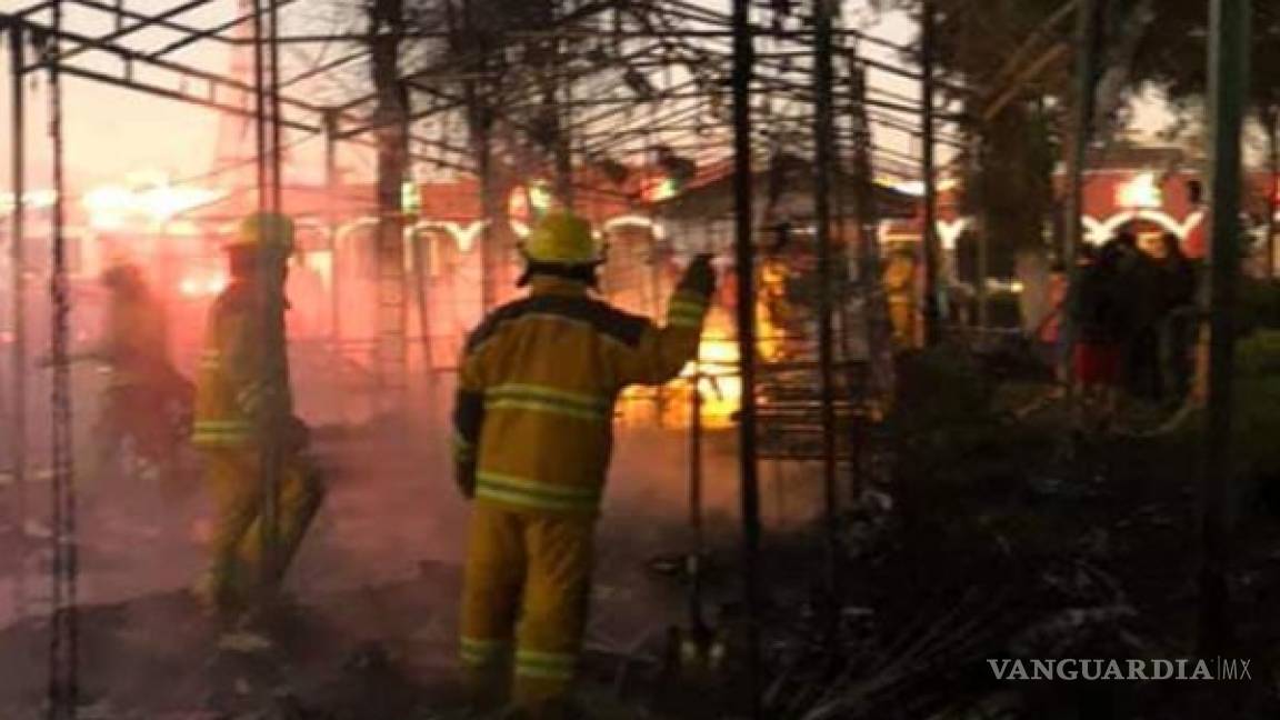 Se incendian puestos navideños en plaza de Puebla