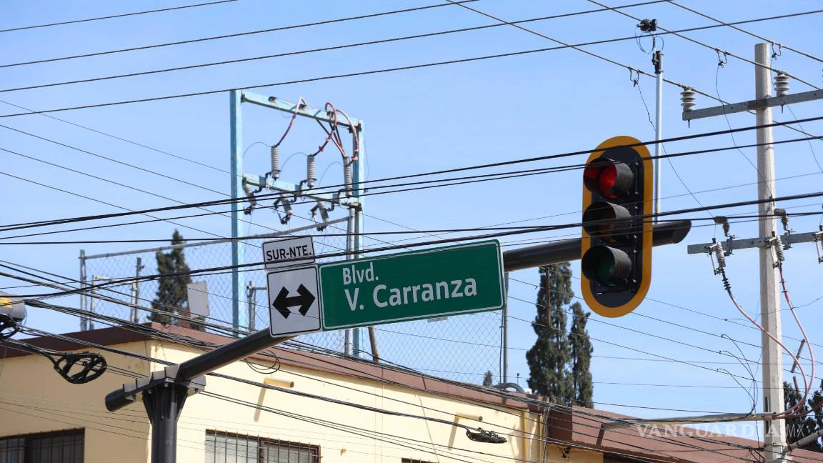 $!La contradicción entre las señales y el flujo real del tráfico en el bulevar Venustiano Carranza resalta la relevancia de mantener la infraestructura vial actualizada y funcional.