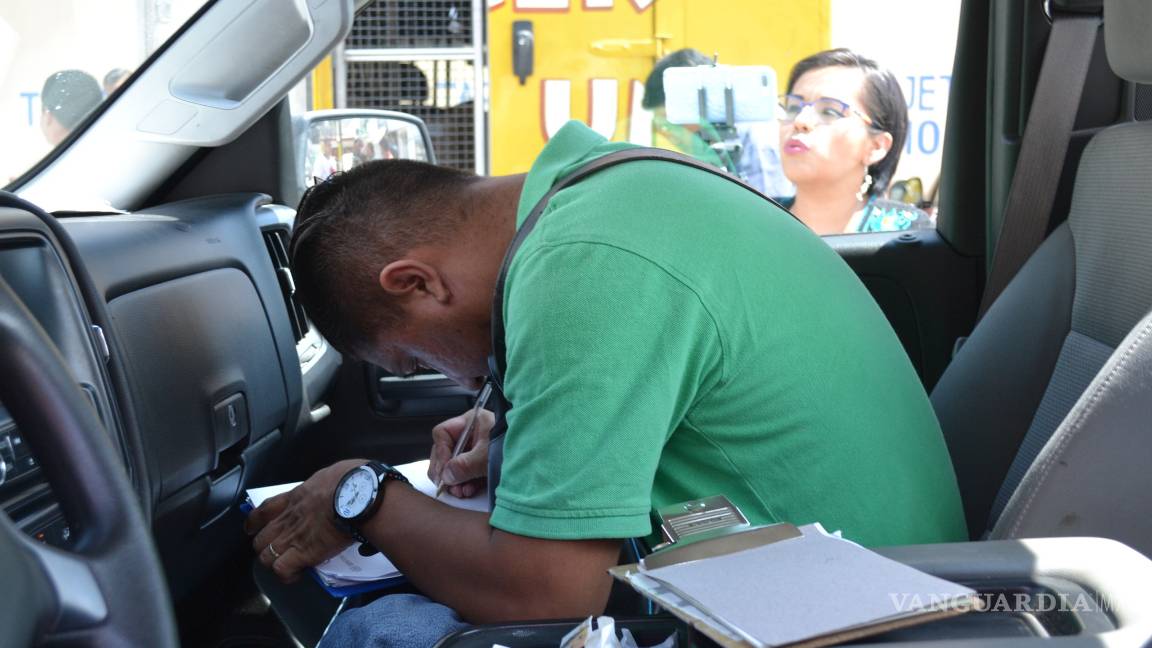 $!Atropella combi a ciclista en la zona Centro de Saltillo; ambos se echan la culpa