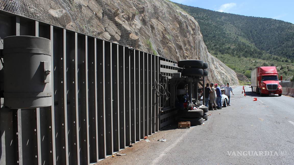 $!Vuelca tráiler en "Los Chorros"y su mercancía es saqueada, en zona sureste de Coahuila