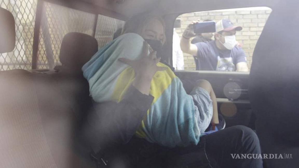 $!Una oficial de la UNIF salió por la puerta principal del hotel con el bebé en brazos.