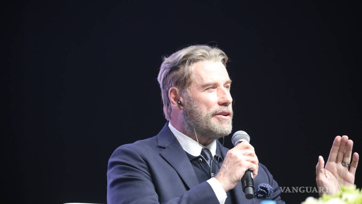$!Pide John Travolta a jóvenes mexicanos hacer las cosas con sentido social