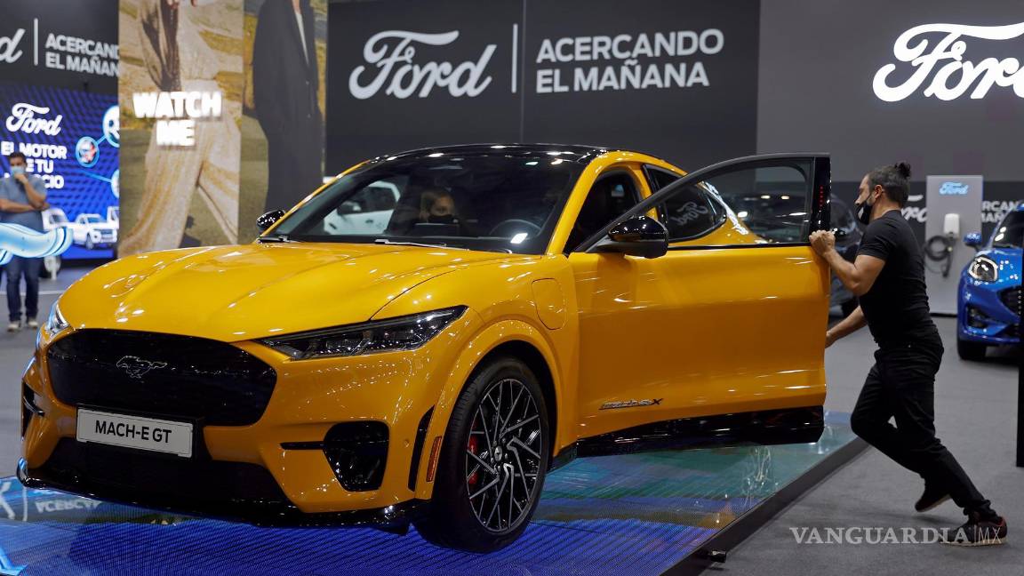 $!Varios bailarines durante la presentación del Ford Mustang-ETGT, una de las novedades que se pueden ver en Automobile, el Salón Internacional del Automóvil de Barcelona. EFE/Toni Albir