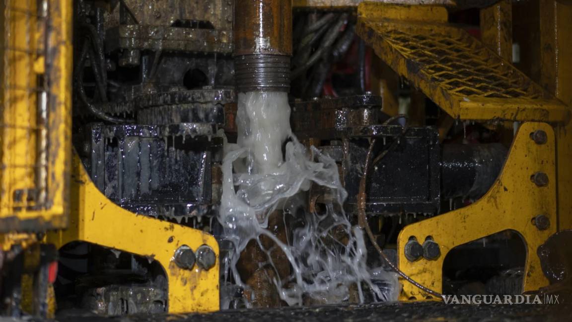 $!El agua residual brota de la plataforma de perforación con cable Expedition 501 durante una operación a bordo de la plataforma elevadora Robert.