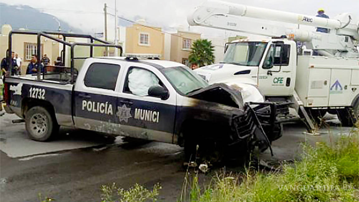 Policías de Saltillo chocan con poste y se incendia patrulla
