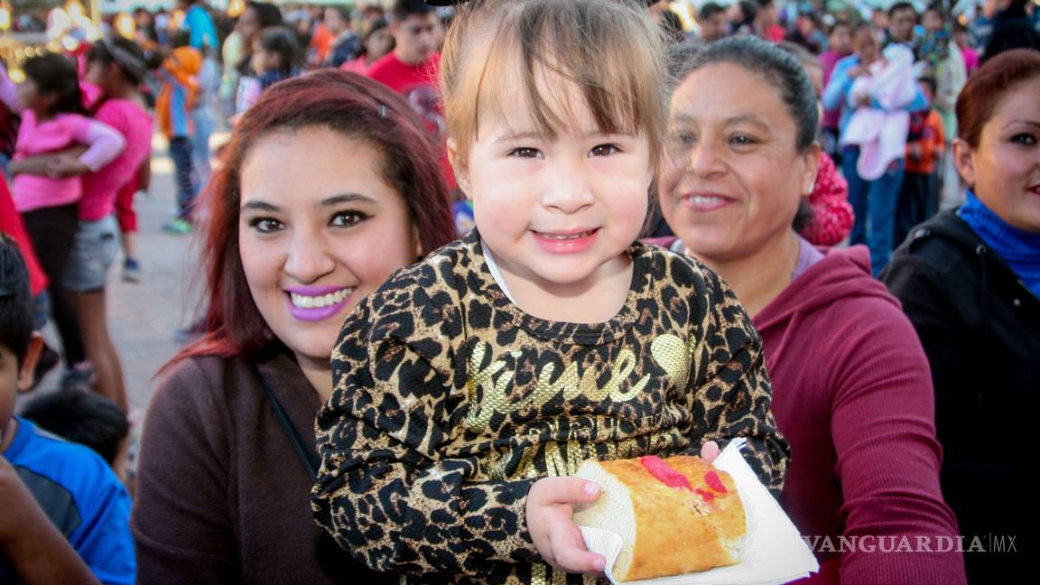 $!Saltillenses comparten gigantesca Rosca de Reyes
