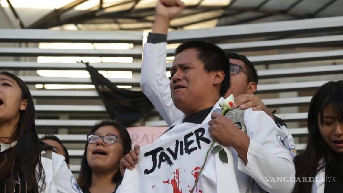 Universitarios de Puebla exigen #NiUnaBataMás tras asesinato de estudiantes de medicina