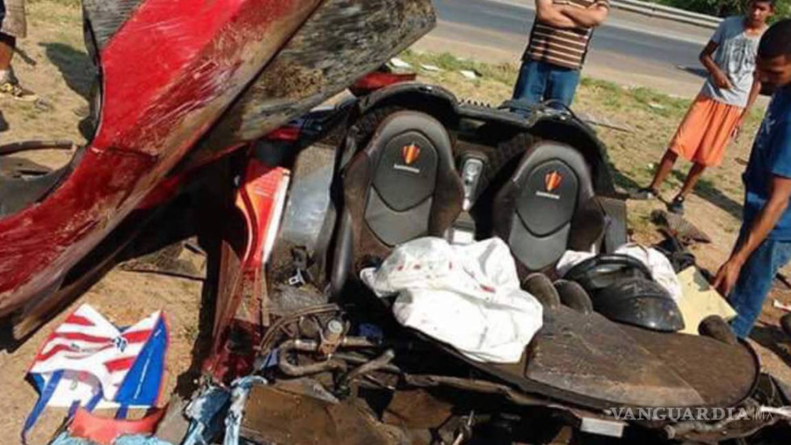 $!Destrozan presuntos empleados de la Presidencia de la República auto de lujo en Nuevo Laredo