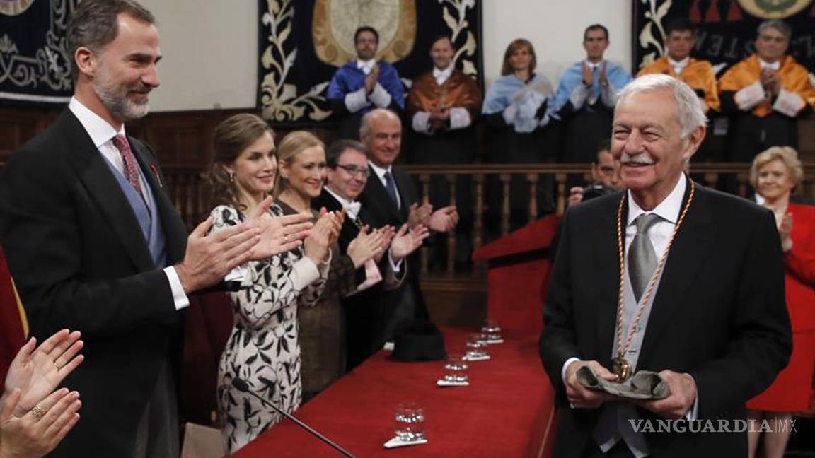 $!Eduardo Mendoza reivindica el humor al recibir el Premio Cervantes