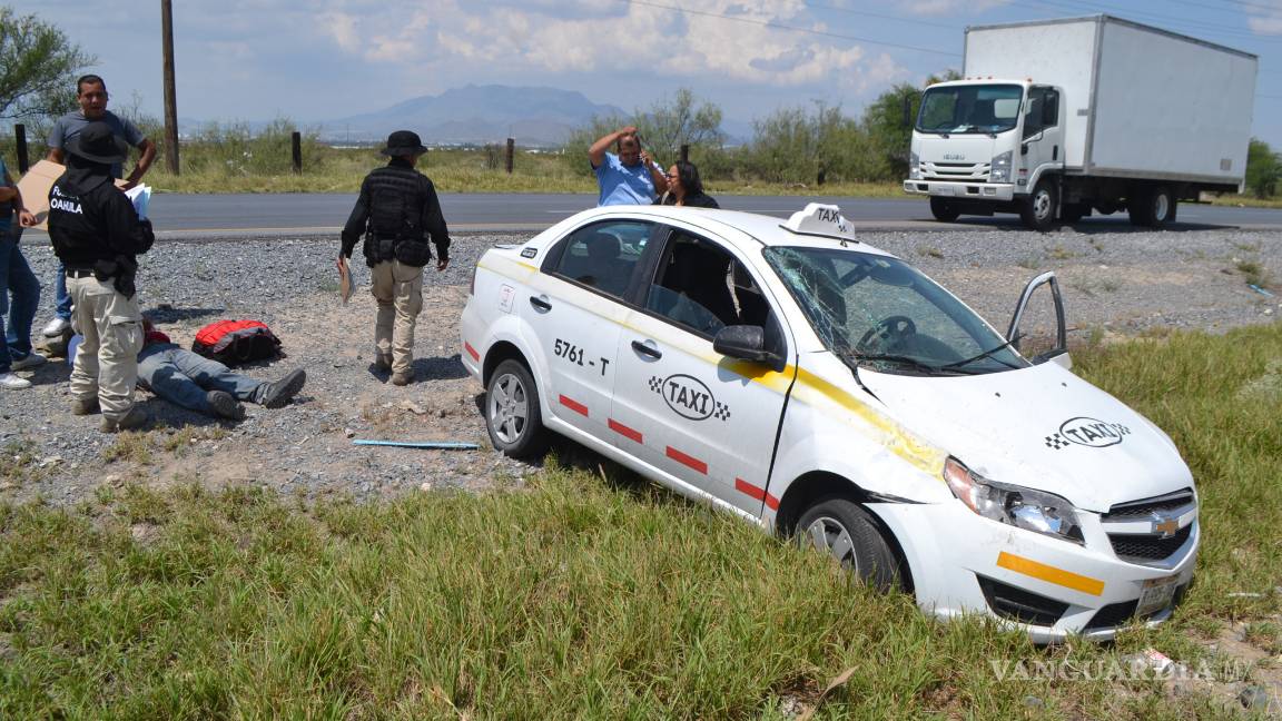$!Pasajero asusta a taxista y lo hace volcar en Saltillo