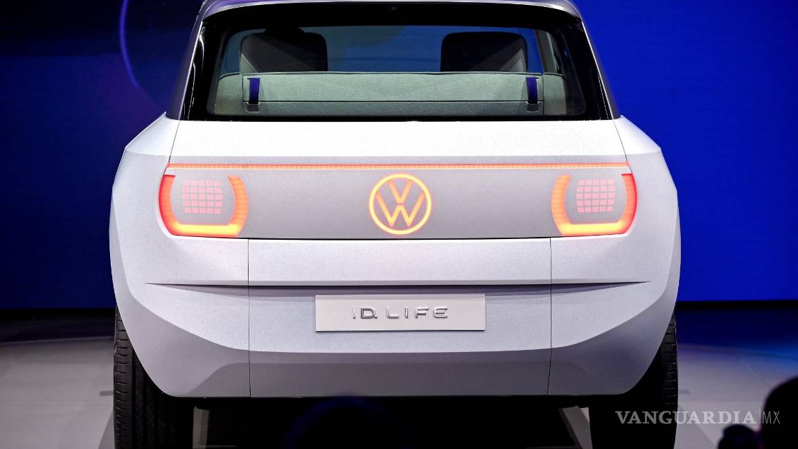 $!El Volkswagen VW ID. Life en exhibición en el primer día de vista previa para la prensa del Salón Internacional del Automóvil IAA en Munich, Alemania. EFE/EPA/Sascha Steinbach