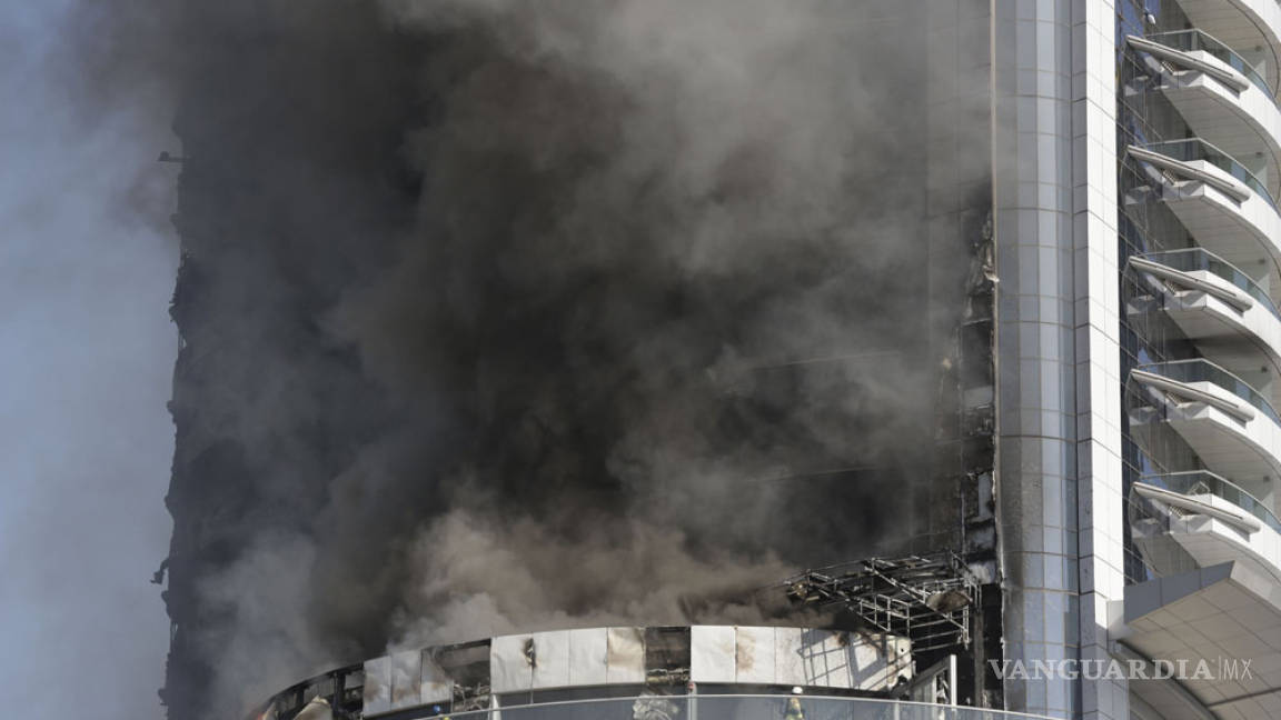 Después de 18 horas extinguen incendio en rascacielos de Dubai