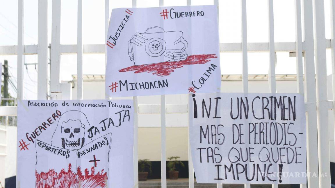 $!Periodistas hicieron un mitin afuera de la FGR en Chilpancingo, Guerrero, para exigir justicia por el asesinato de Mauricio Cruz Solís y Patricia Ramírez González.