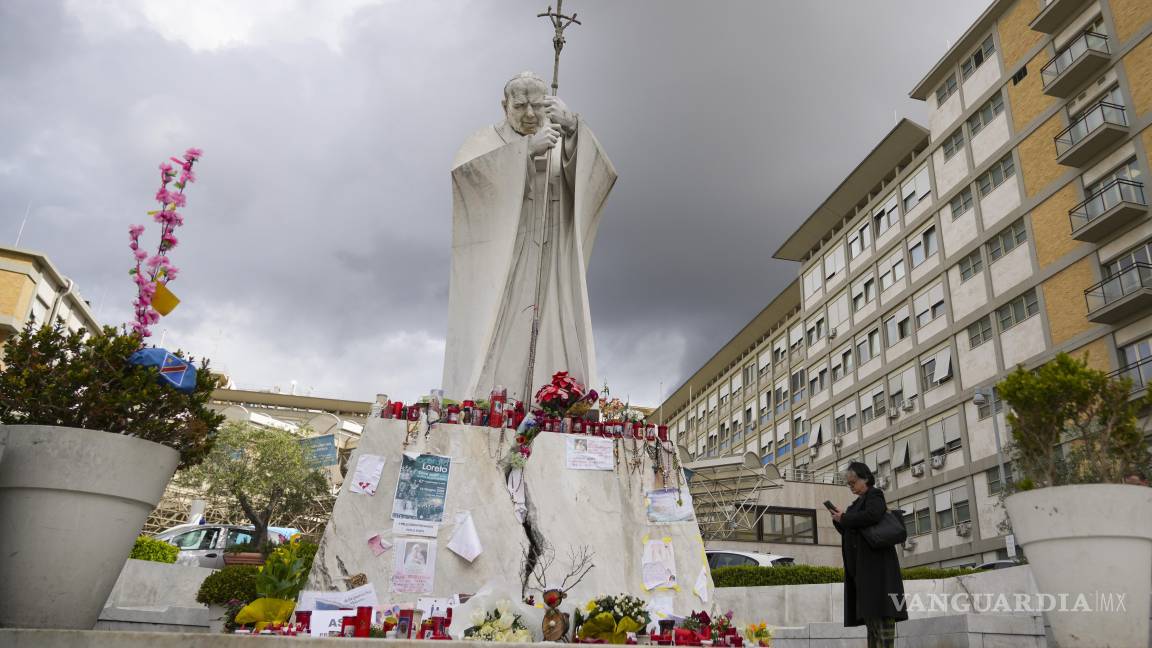 $!Una mujer reza por el papa Francisco frente al Hospital Gemelli, en Roma donde el pontífice está hospitalizado desde el 14 de febrero.