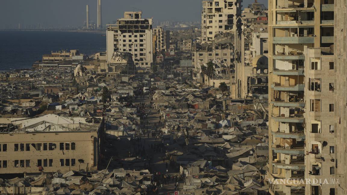 $!Un campamento improvisado para palestinos desplazados se extiende por una zona cerca del puerto de Ciudad de Gaza.